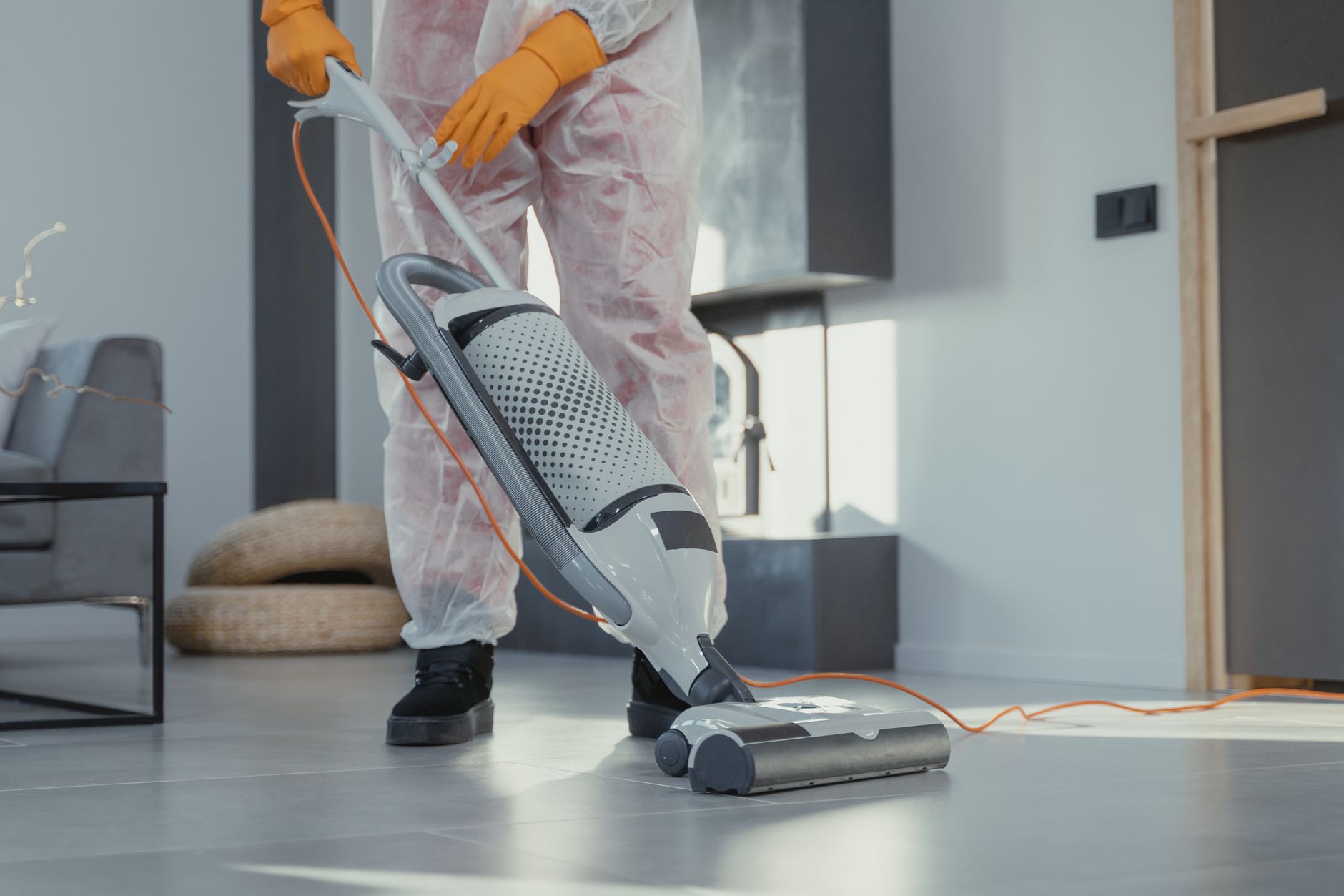 Nettoyage à l'aspirateur après dépose d'un revêtement de sol