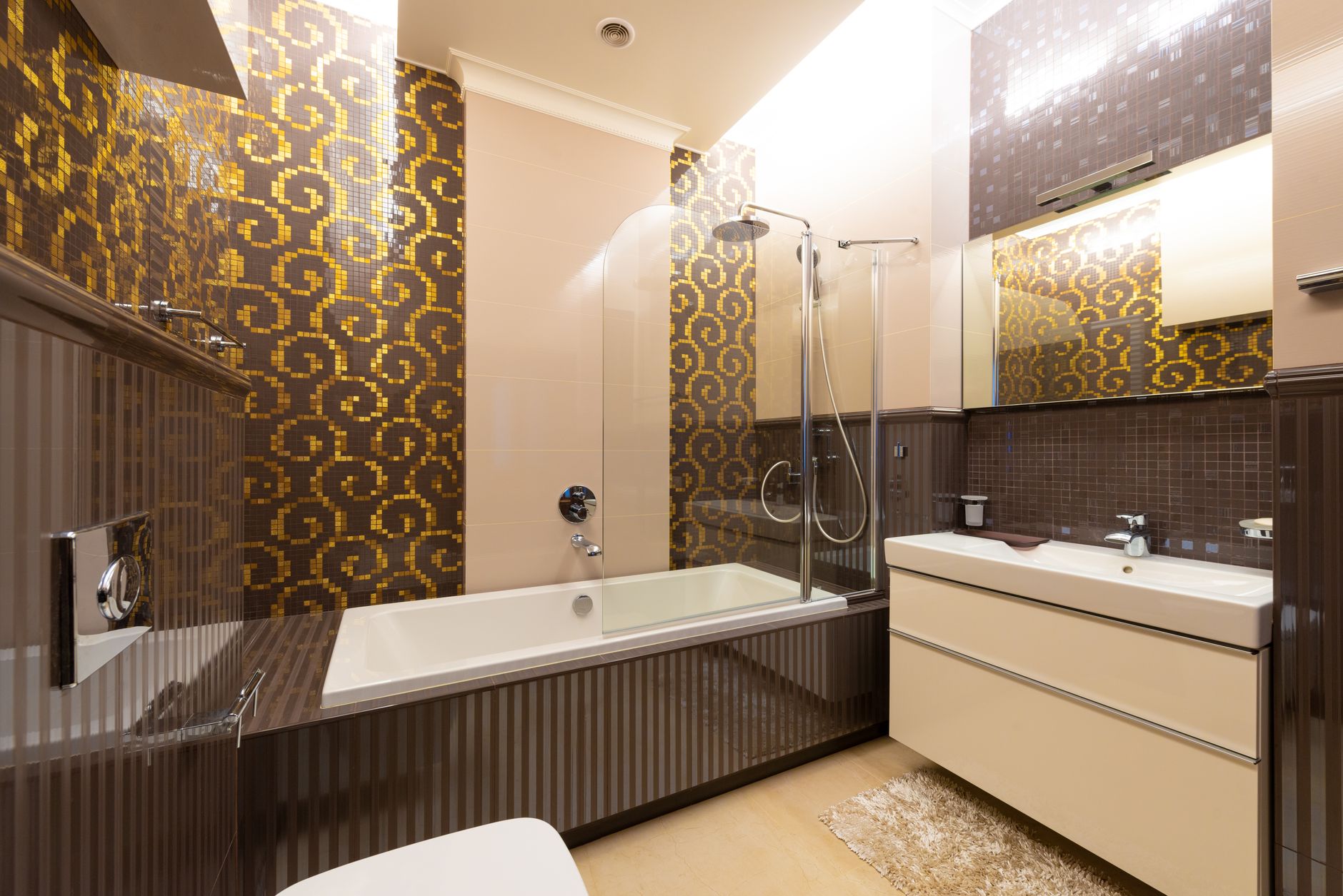 Carrelage mural à motifs dans une salle de bain