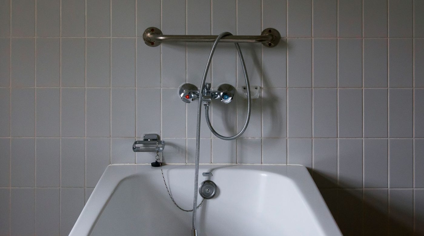 Carrelage mural de salle de bain qui se décolle : que faire ?