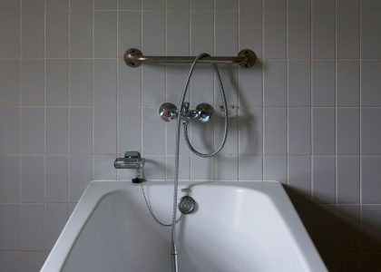 Carrelage mural de salle de bain qui se décolle : que faire ?