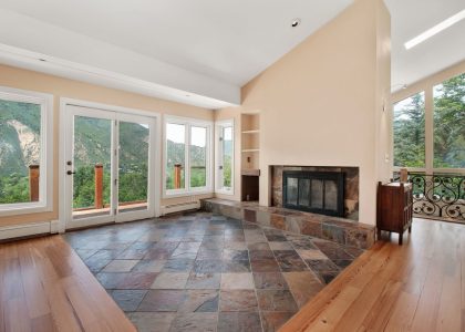 Carrelage qui suinte quand il fait chaud : que faire ?