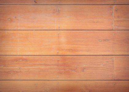 Dalles PVC adhésives qui se décollent : que faire ?
