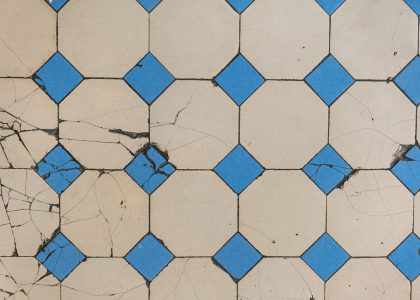 Dalles PVC adhésives qui s&rsquo;écartent : que faire ?