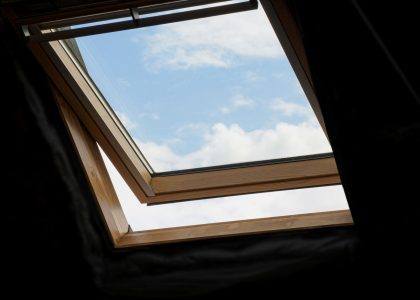 Velux qui ne tient pas en position ouverte : que faire ?
