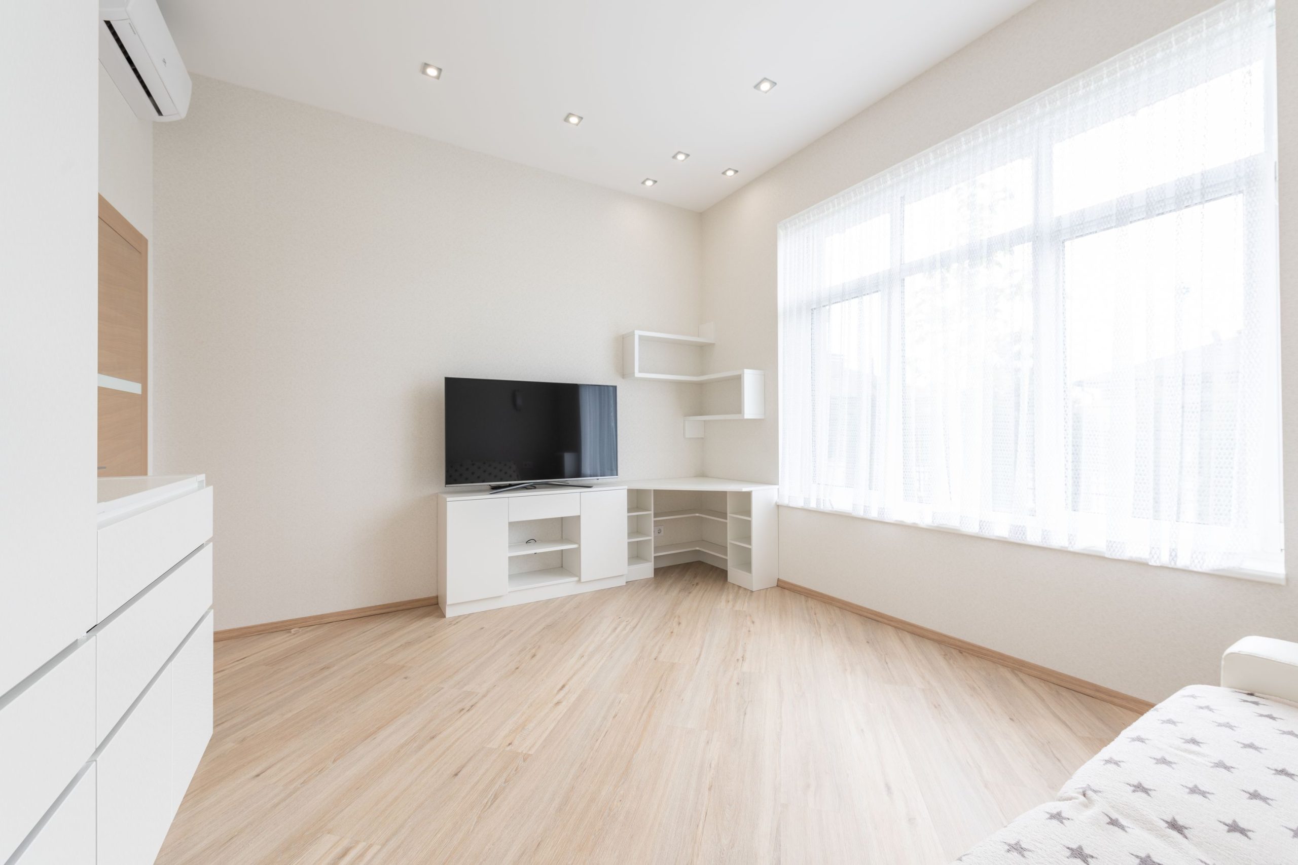 Intérieur avec parquet stratifié et grande fenêtre
