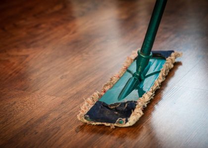 Comment enlever de la moquette collée sur du béton
