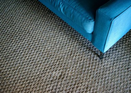 Comment enlever du scotch double face sur une moquette