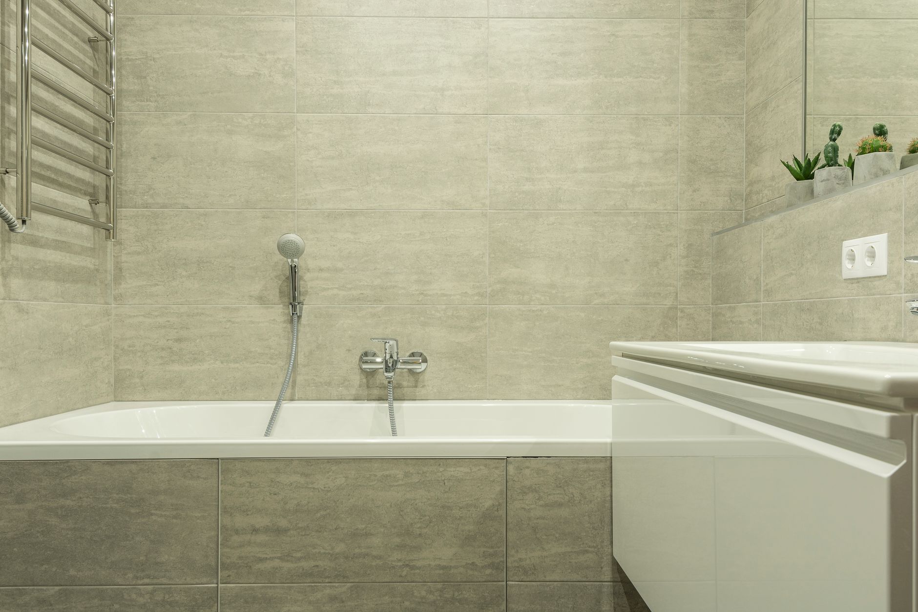 Mur de douche carrelé dans une salle de bain moderne
