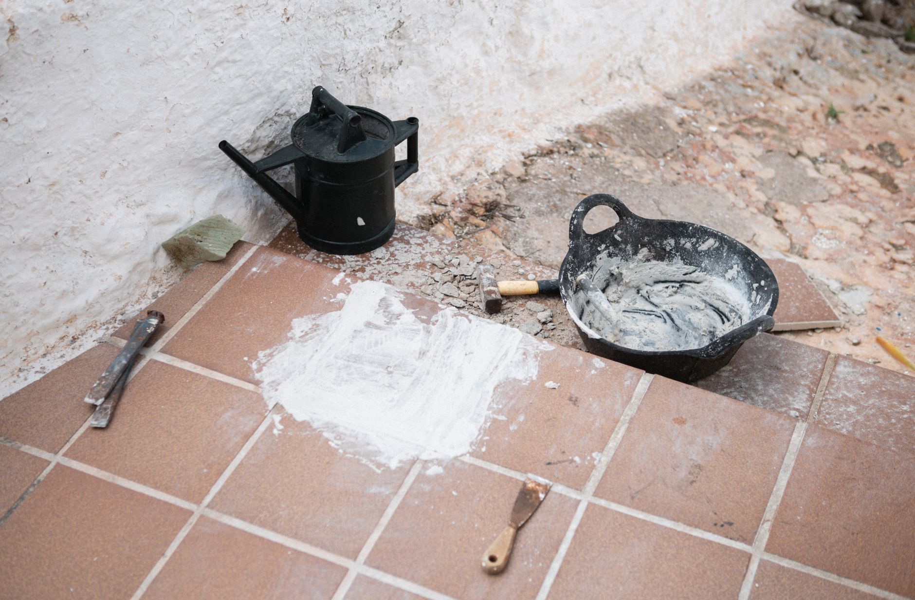 Outils de rénovation prêts pour décoller un sol PVC