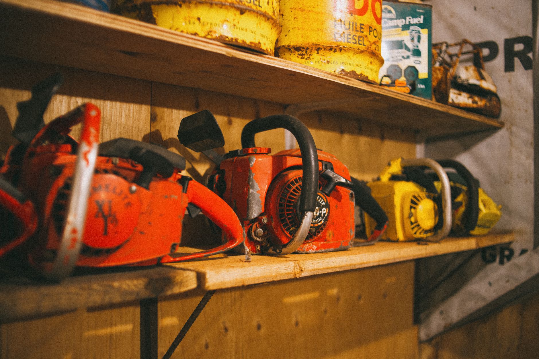 Outils à moteur essence rangés dans un garage
