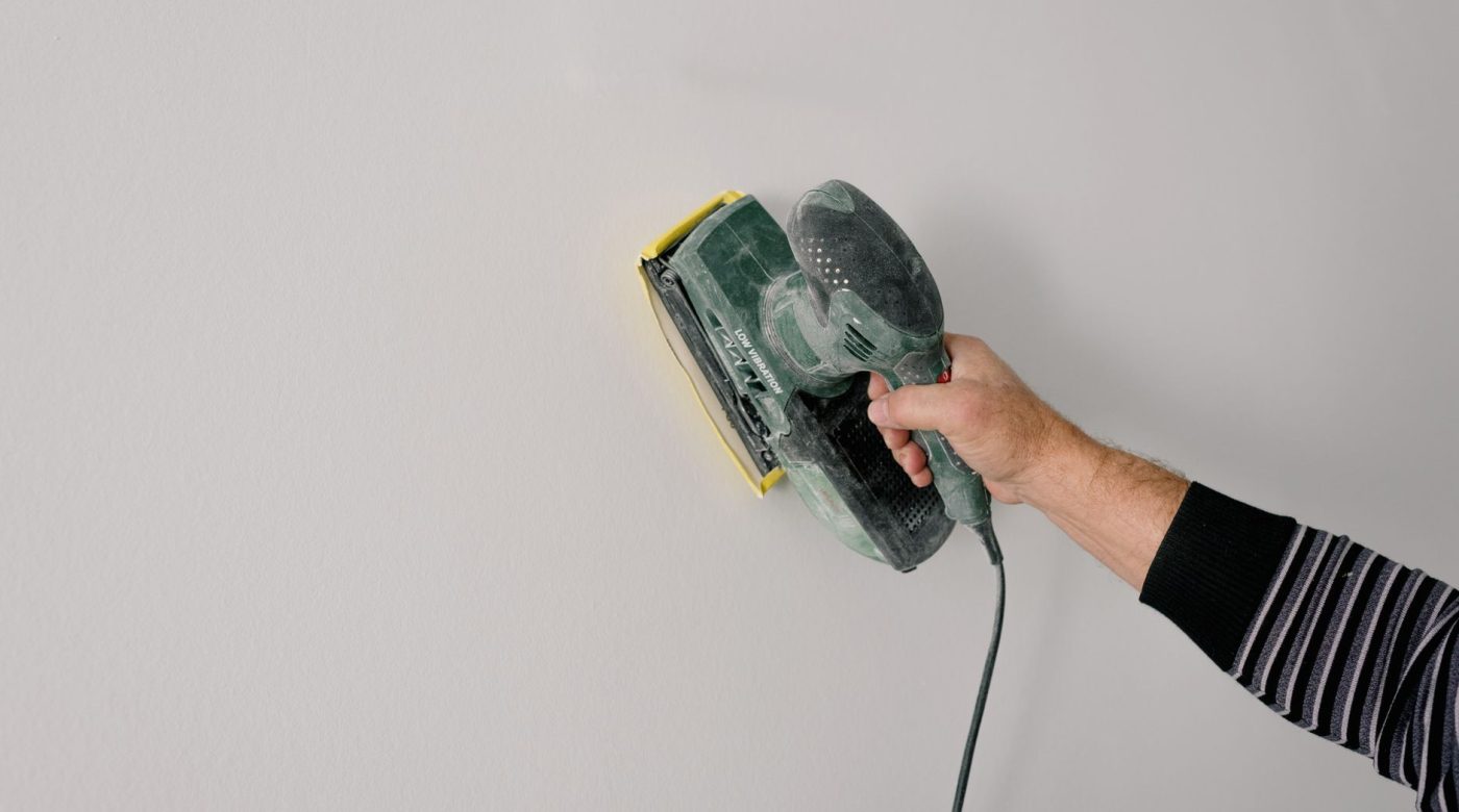 Enlève la fibre de verre collée au mur sans tout arracher