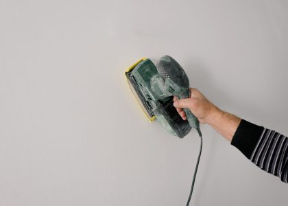 Enlève la fibre de verre collée au mur sans tout arracher