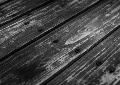 Parquet qui s&rsquo;enfonce : repère la cause avant de reboucher