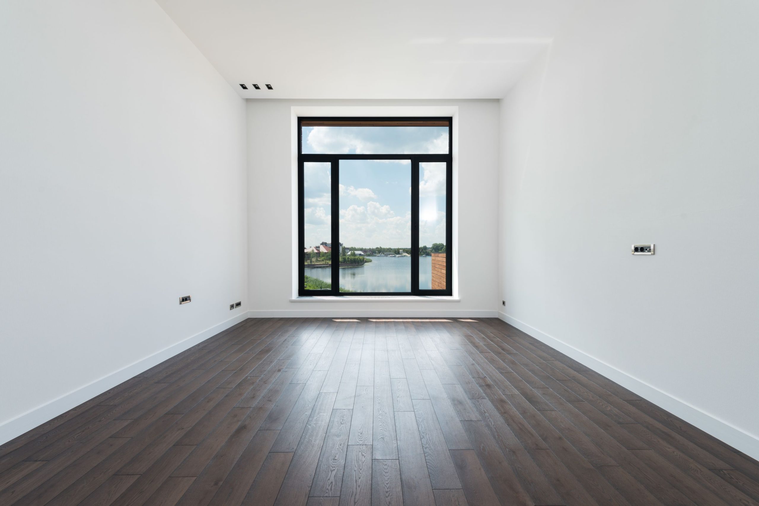 Pièce lumineuse au sol en parquet clair