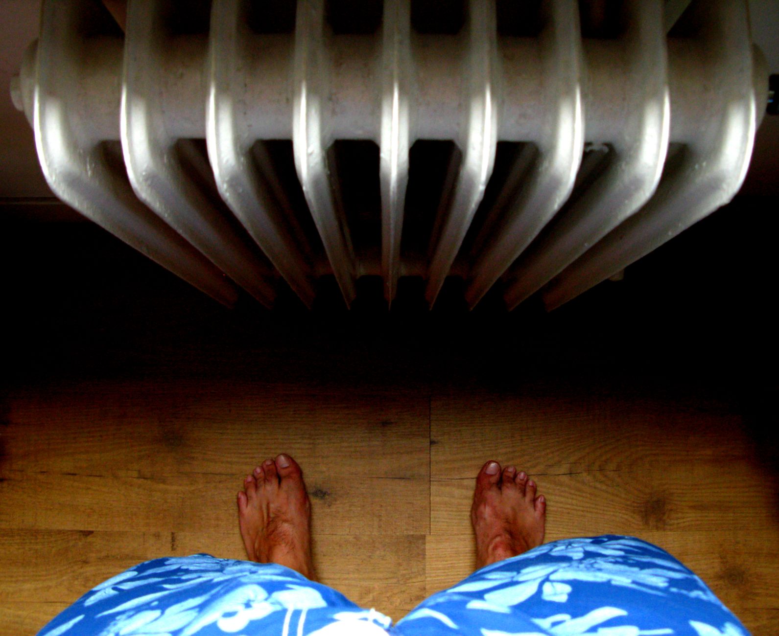 pieds nus pres du radiateur au sol
