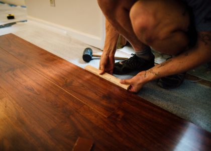 Parquet flottant qui craque : d&rsquo;où vient le bruit ?