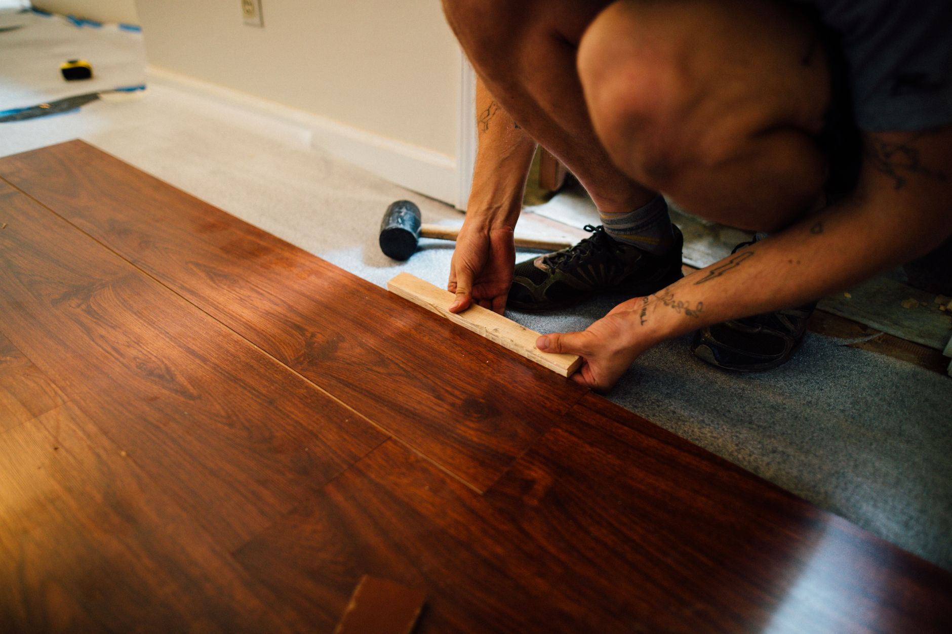 Pose de parquet stratifié au maillet