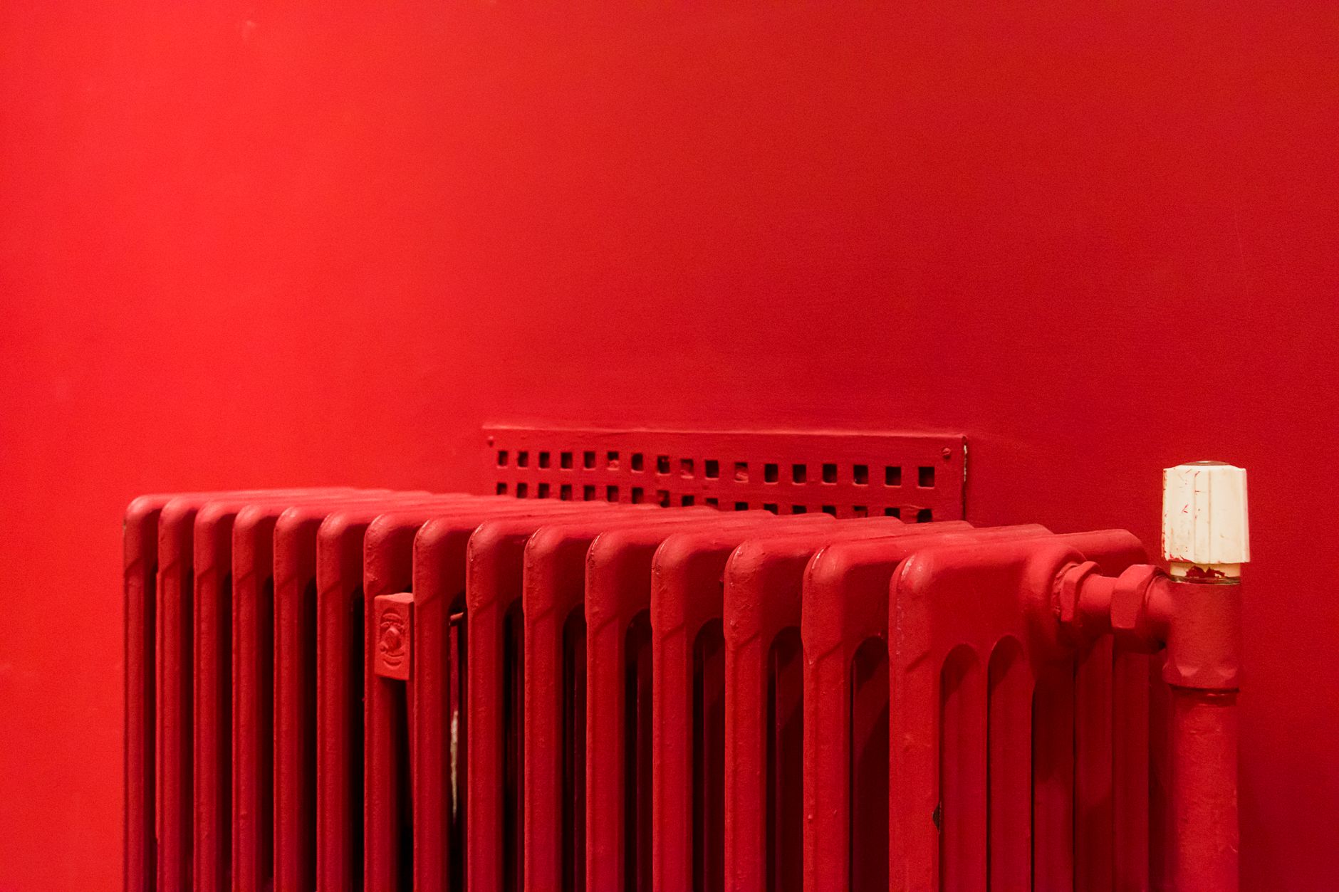 radiateur rouge design mural