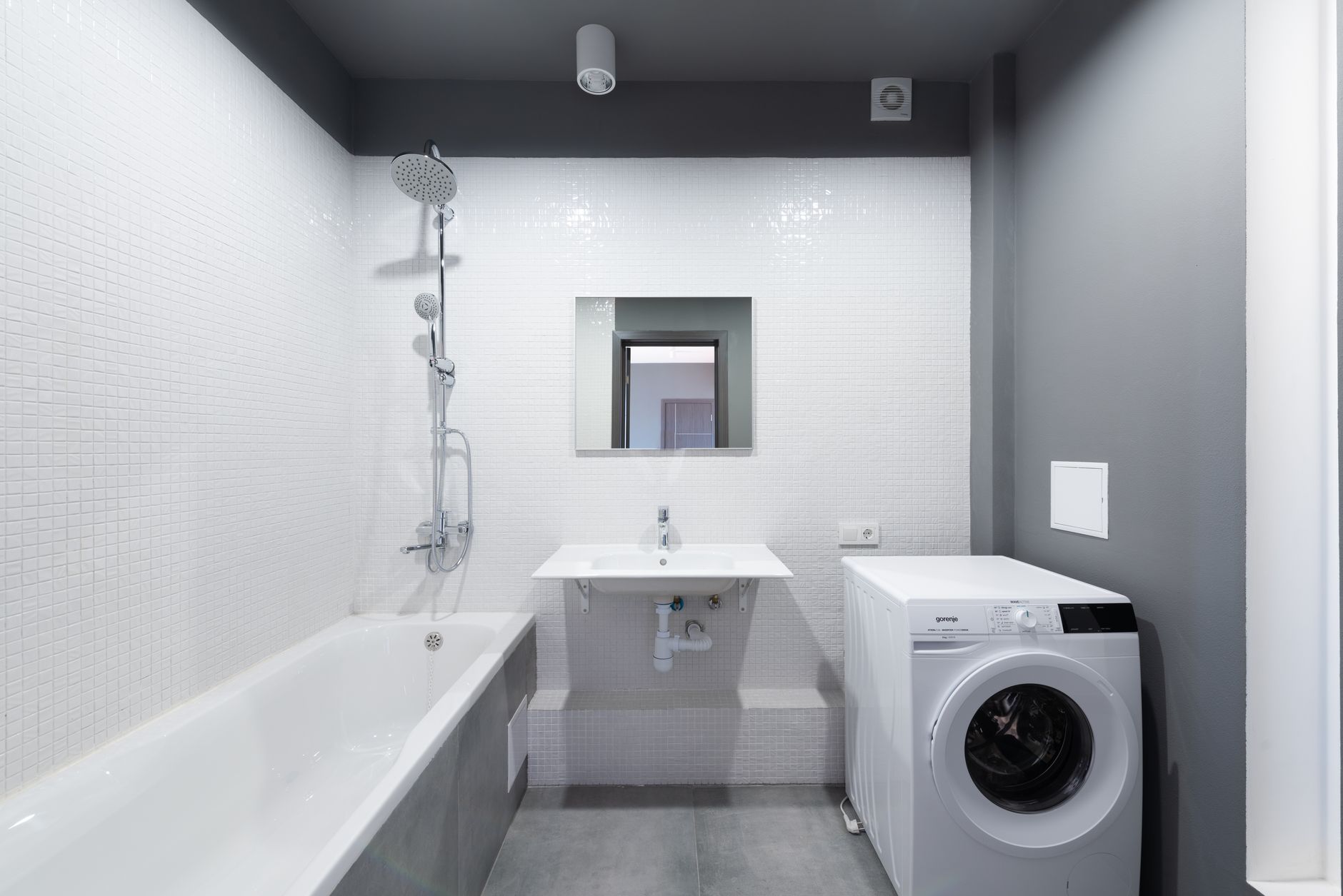 Salle de bain avec baignoire et carrelage mural clair