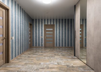 Parquet qui ne passe pas sous la porte : que faire ?