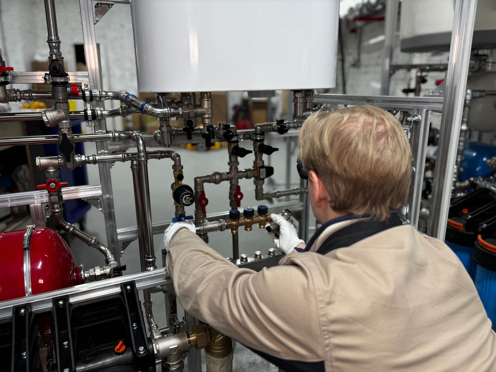 Technicien qui vérifie une installation de tuyauterie