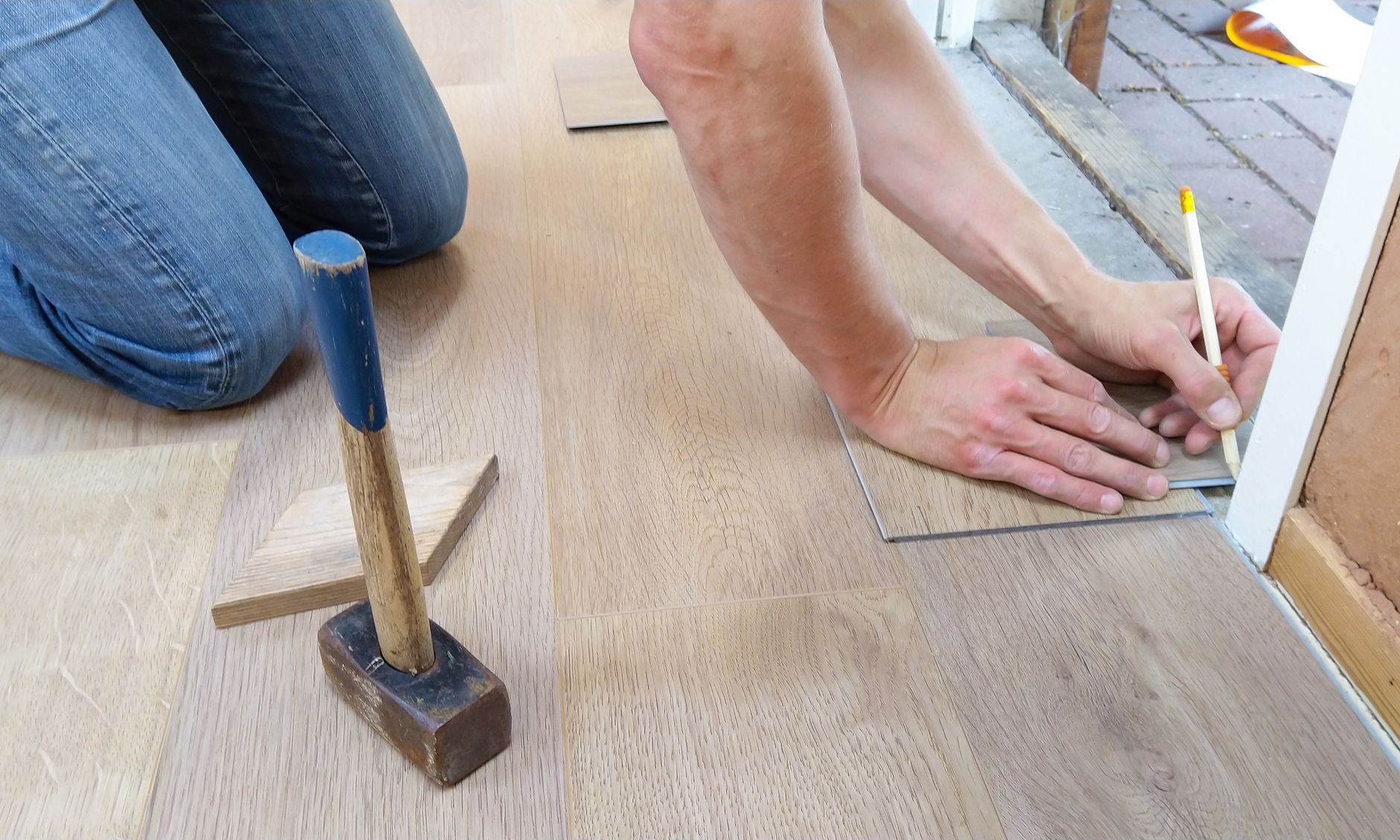 Repérage des lames de plancher avant la coupe