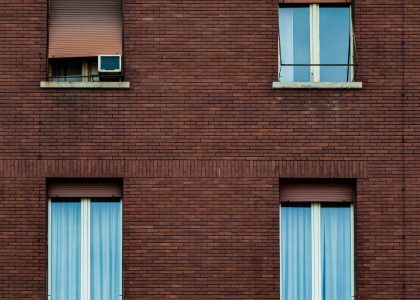 Volet roulant électrique bloqué au milieu : que faire ?