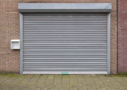 Volet roulant de travers : trouve la cause avant de forcer