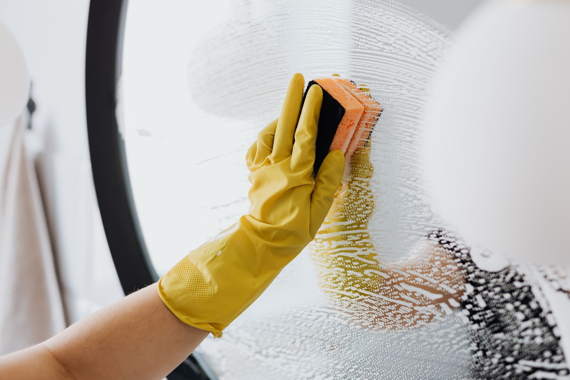 Éponge et gants jaunes pour nettoyer une surface