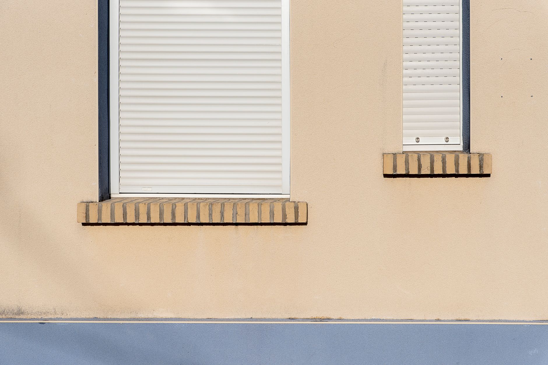 Façade avec volets roulants blancs fermés