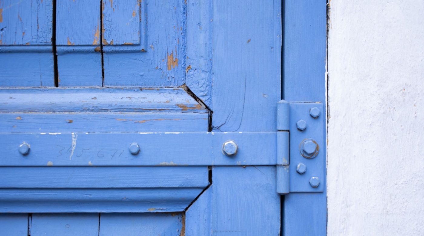 Répare un gond de porte arraché sans changer la porte