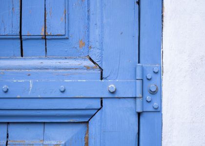 Répare un gond de porte arraché sans changer la porte