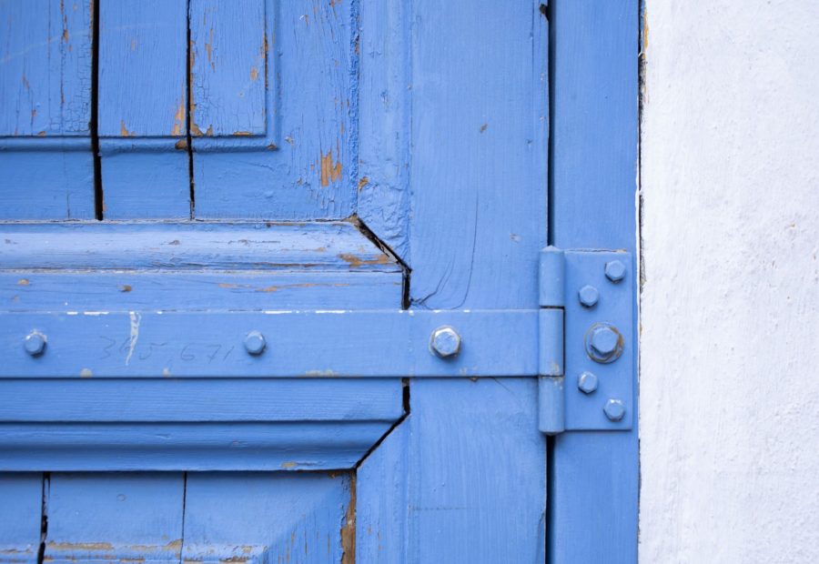 Répare un gond de porte arraché sans changer la porte