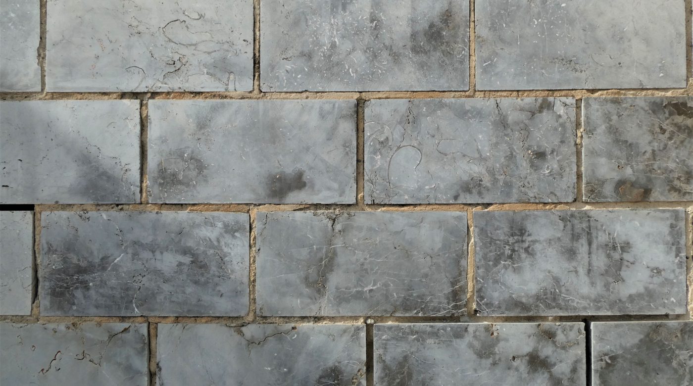 Pourquoi tes joints de carrelage jaunissent-ils ?