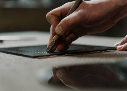 Avec quoi couper du plexiglas sans le fissurer ?