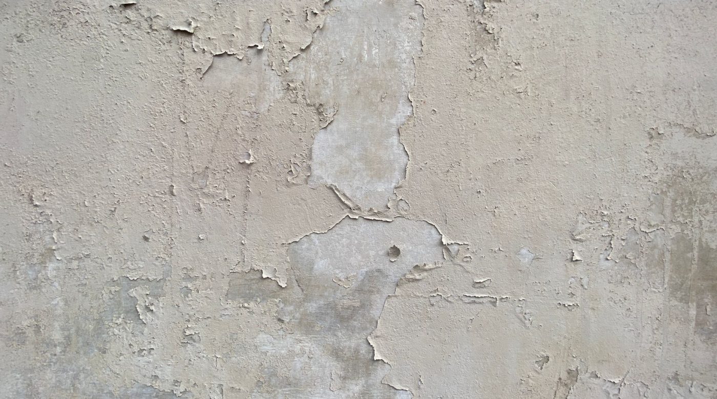 Toile de verre et humidité : pourquoi ton mur cloque-t-il ?