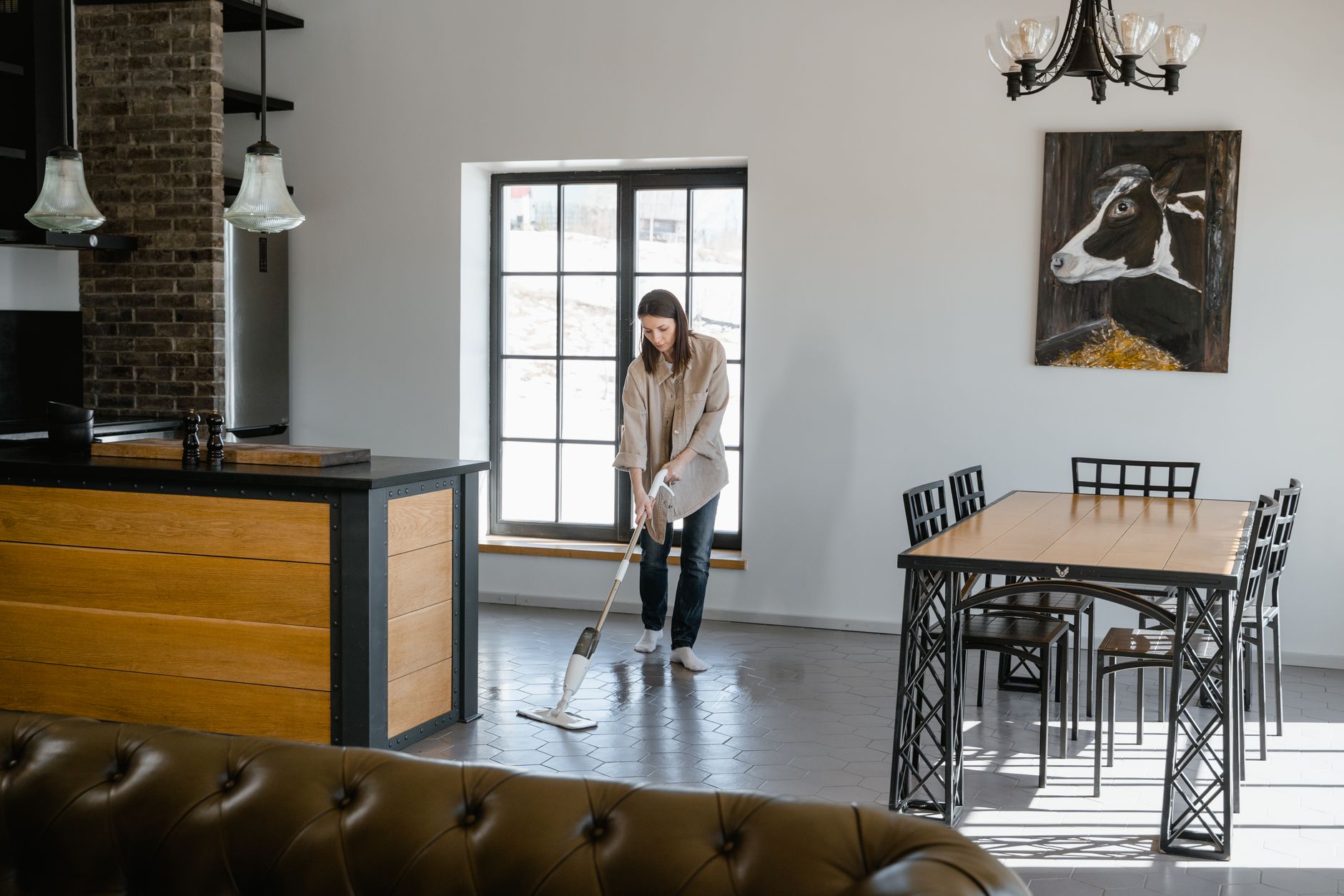 Serpillère sur un carrelage de salon éclairé