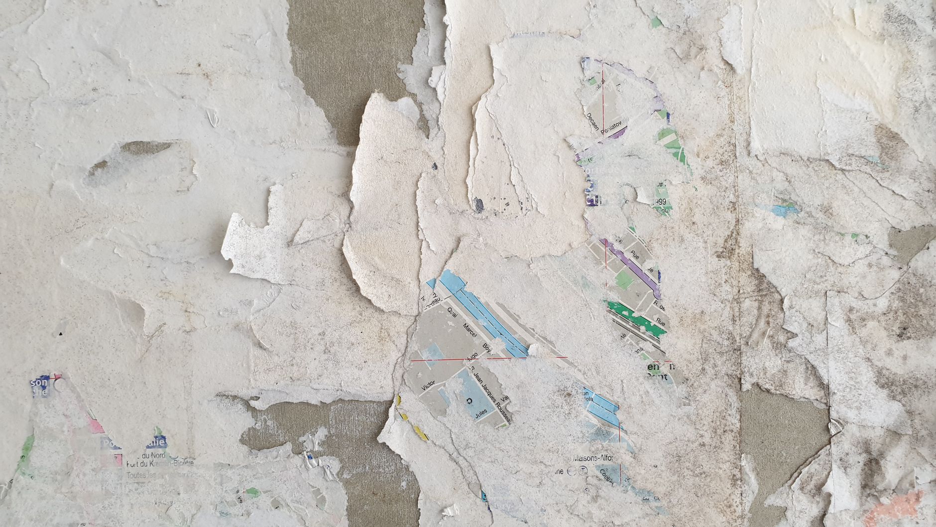 Papier peint qui se décolle d’un mur en couches