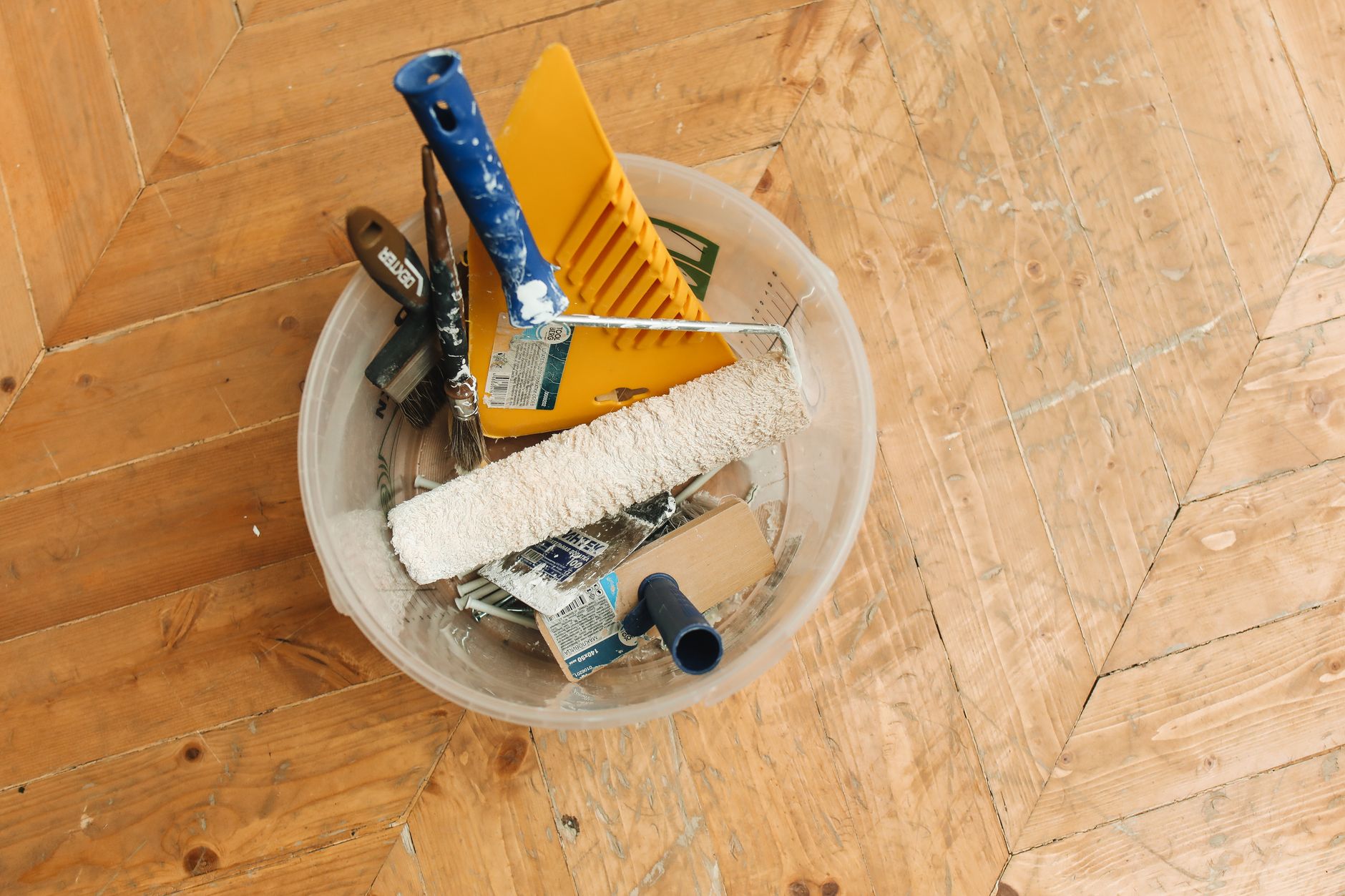 Outils de rénovation posés sur un parquet