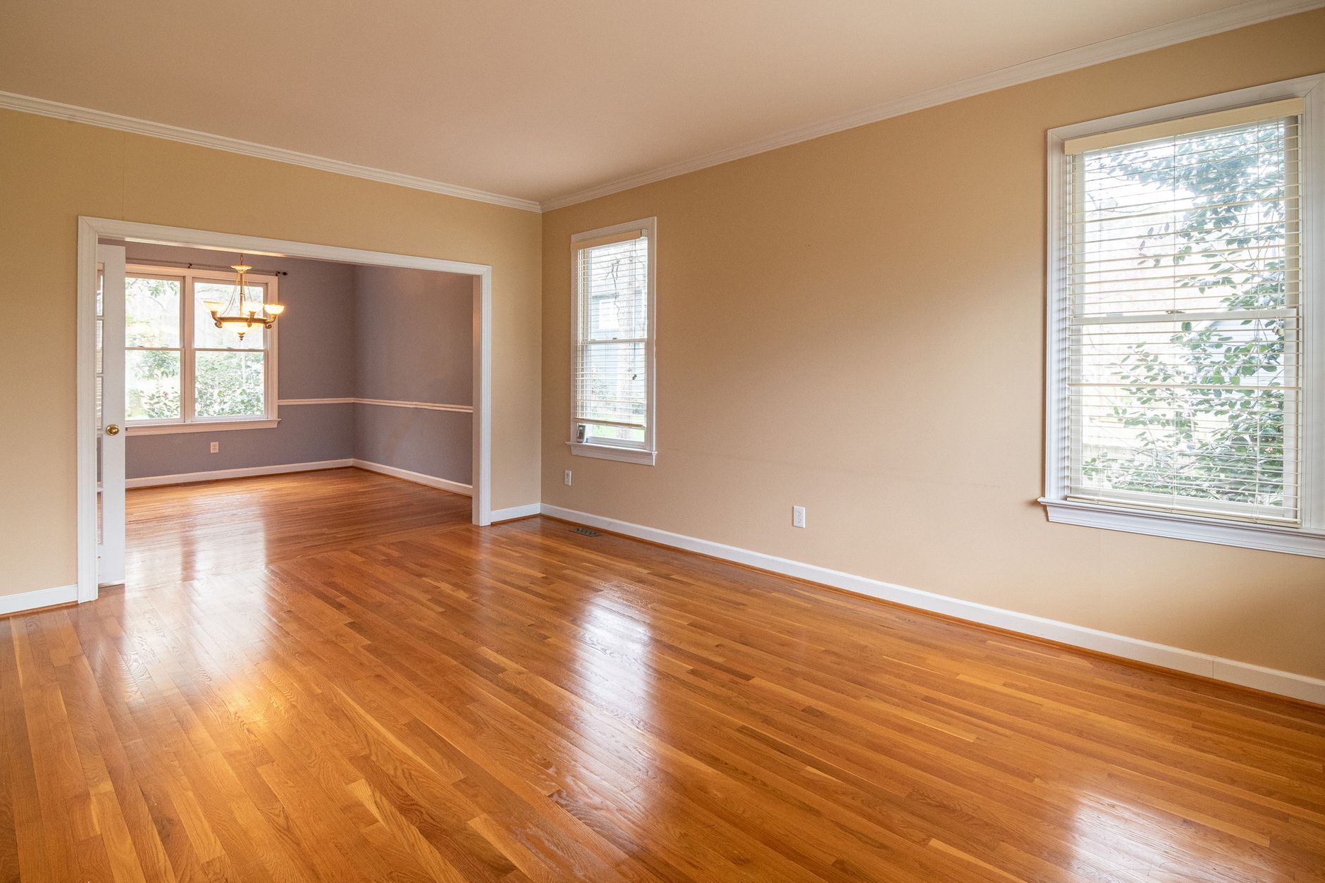 Pièce vide au parquet clair et grandes fenêtres