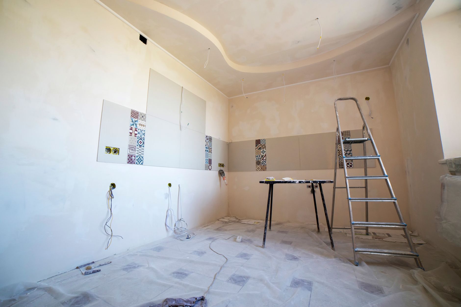 Pièce en rénovation avec outils et carrelage