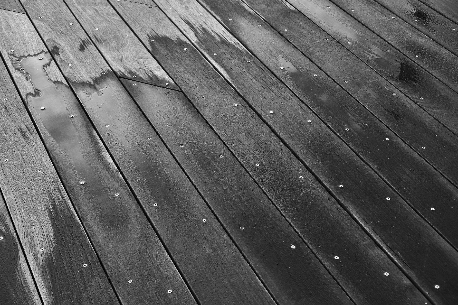 Plancher en bois mouillé aux vis apparentes