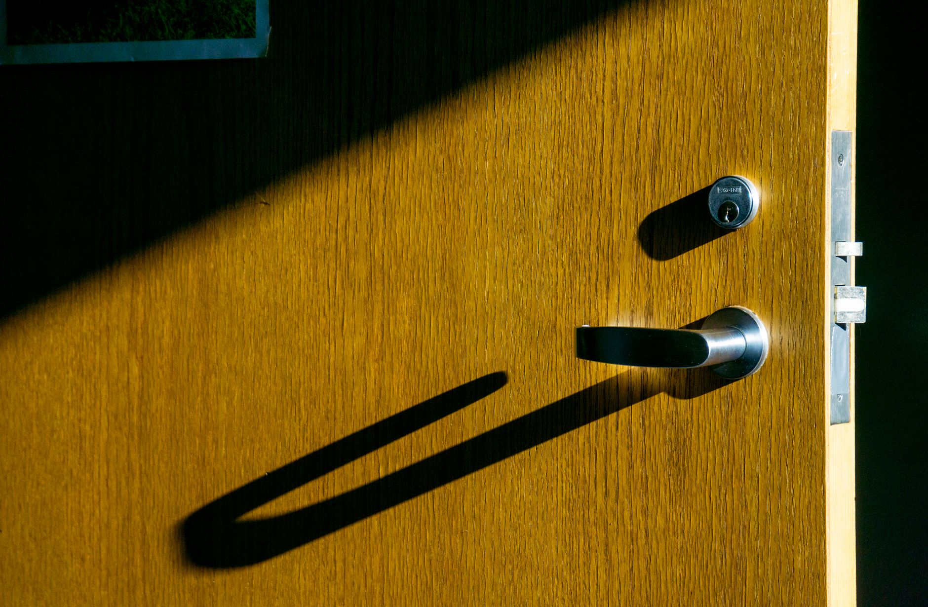 Poignée métallique sur une porte en bois