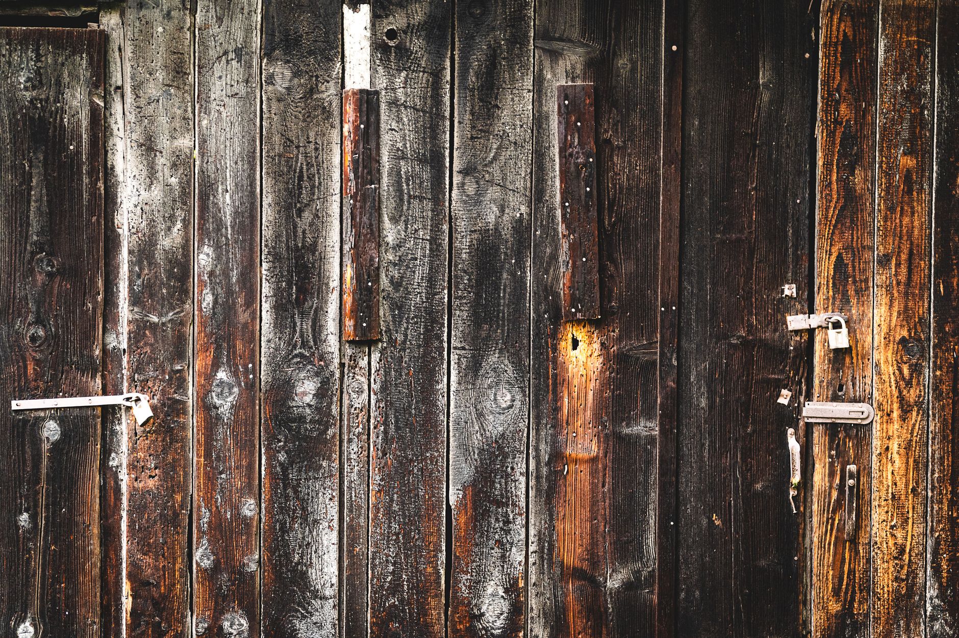 Détail d’une vieille porte en bois patinée