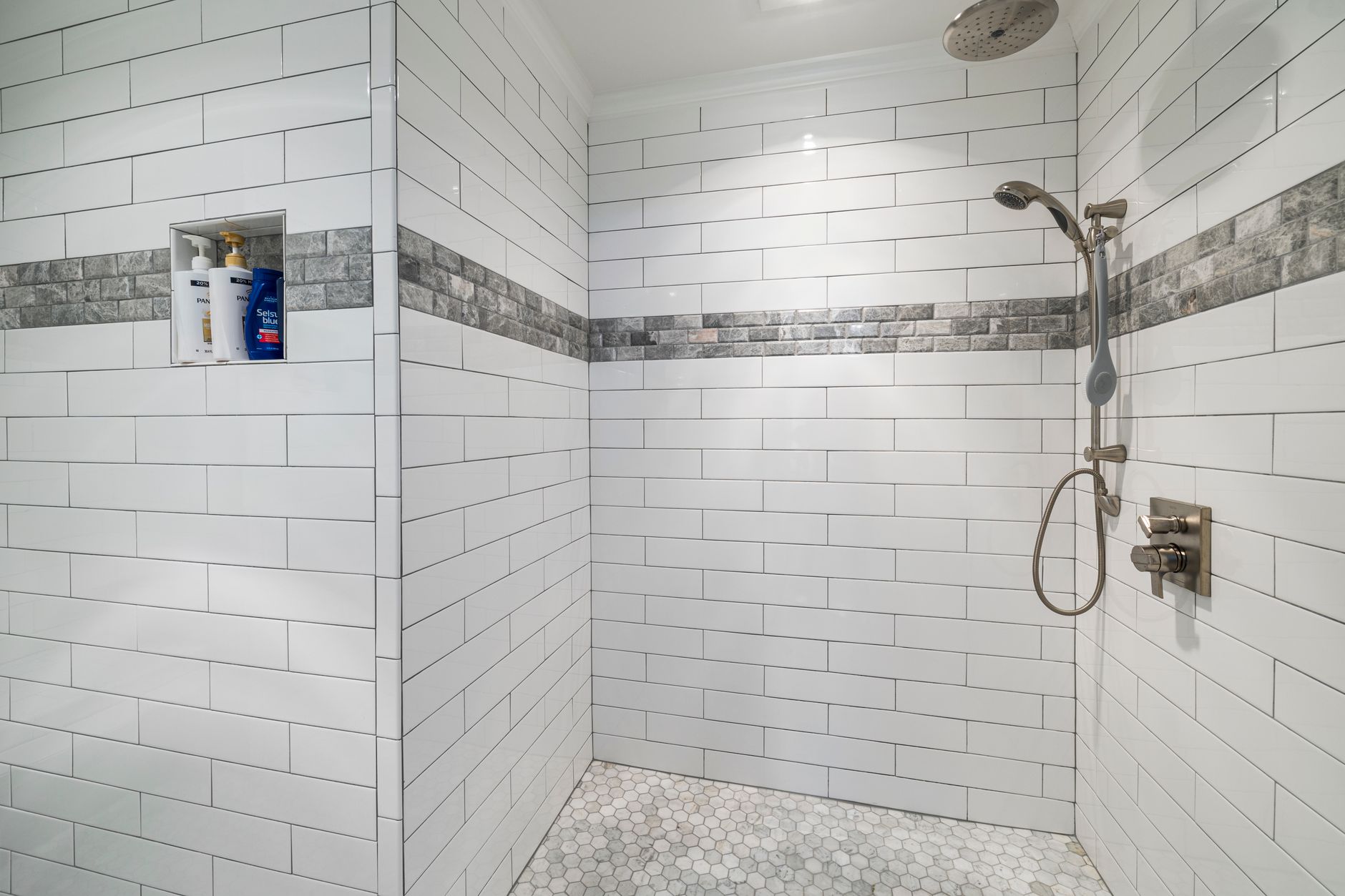 Salle de bain aux carreaux blancs