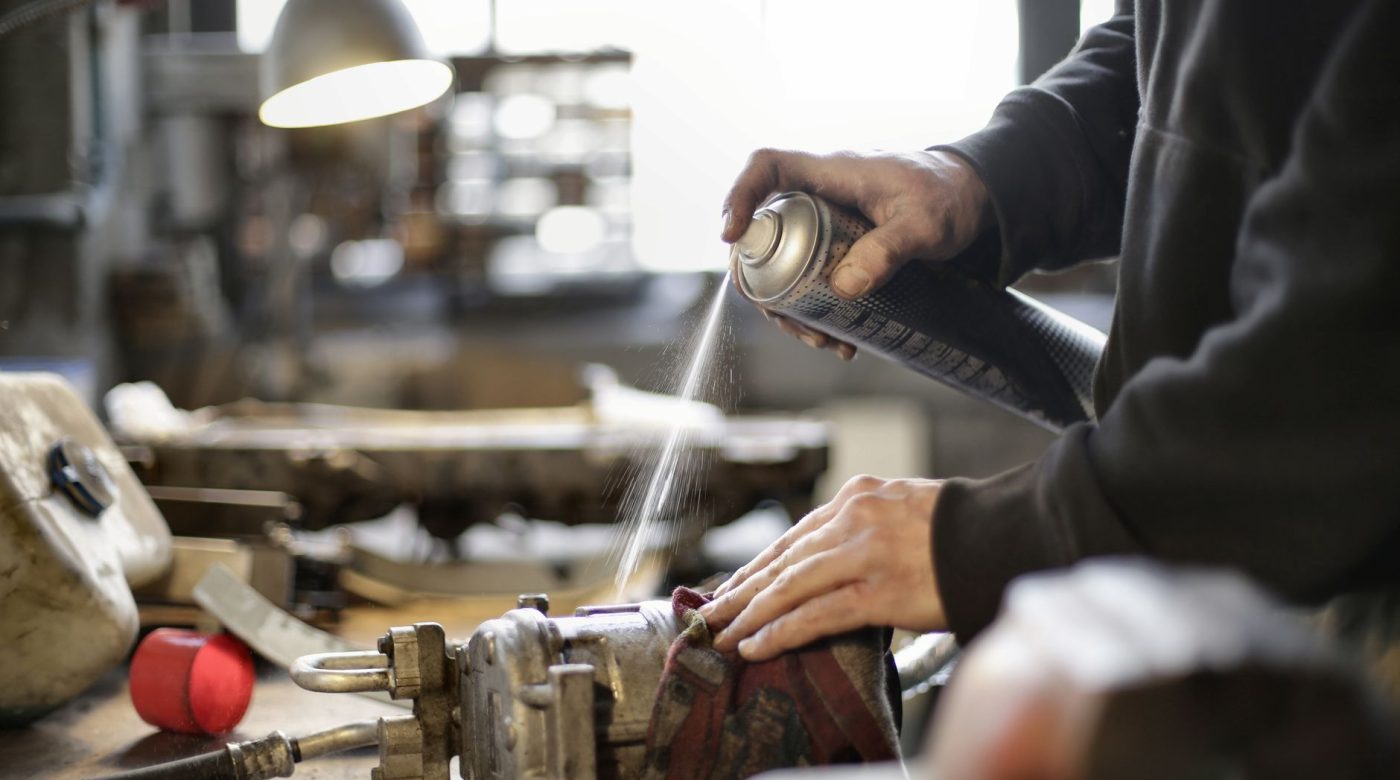 Pourquoi ton volet grince-t-il et comment le faire taire ?
