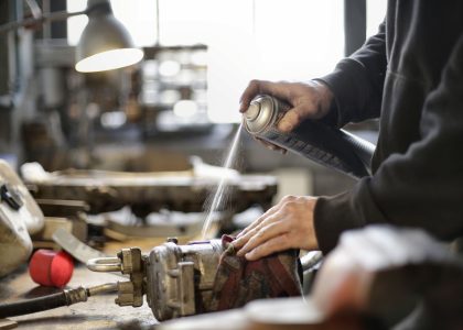 Pourquoi ton volet grince-t-il et comment le faire taire ?