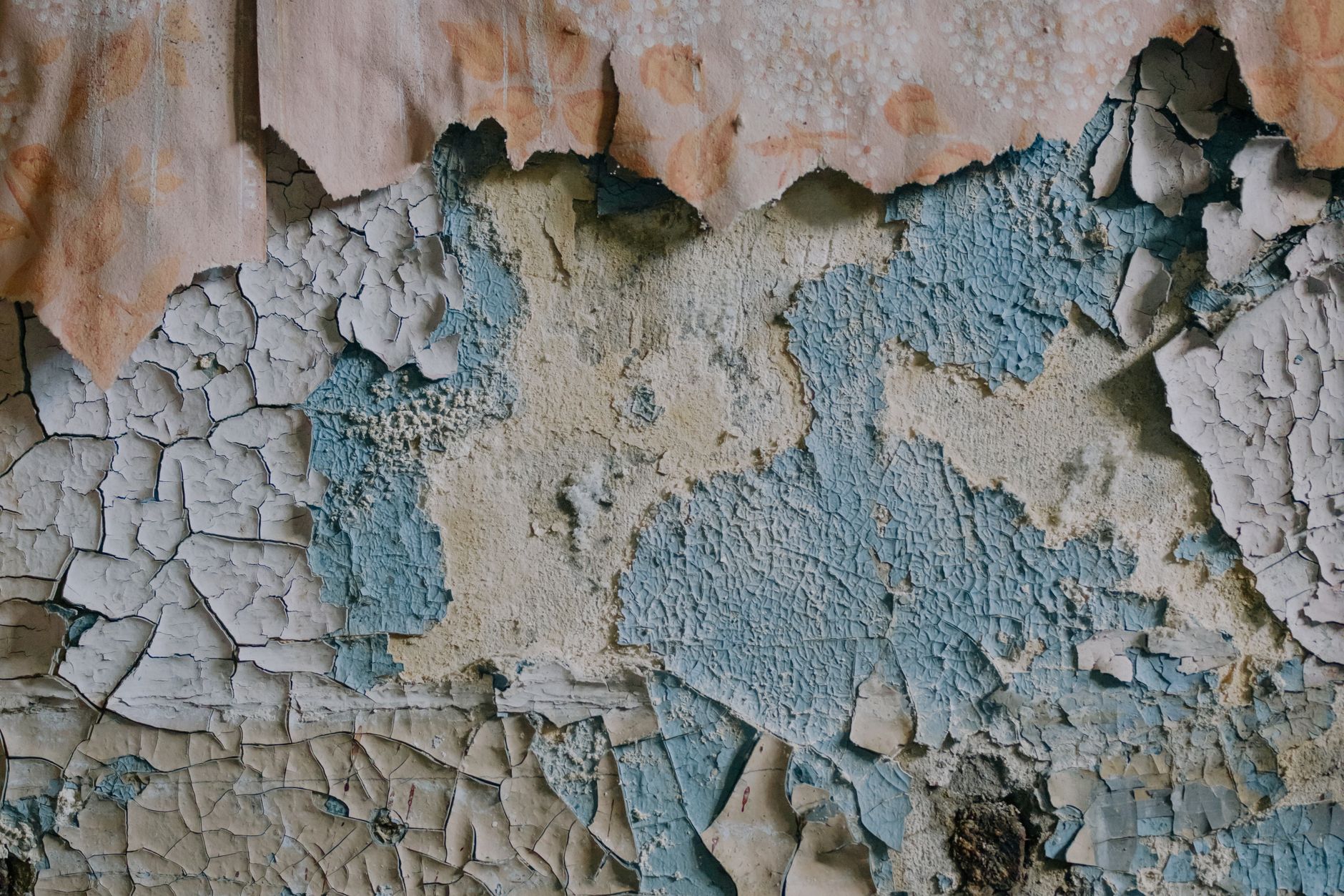 Vieux mur dont la peinture se décolle par plaques